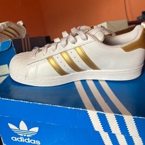 Women Size 6 White and Gold shelltops